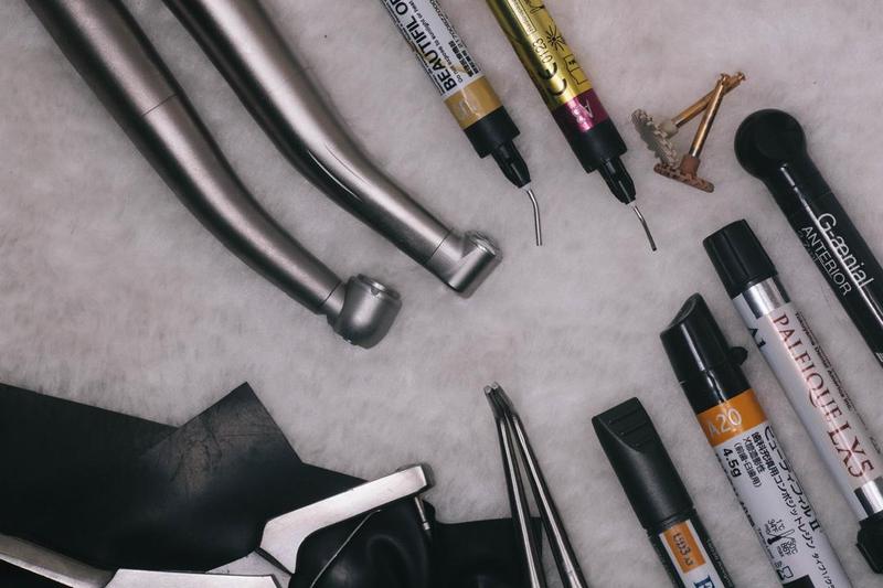 Composite resin filling materials and dental handpieces