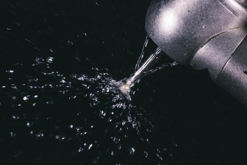 Dental handpiece with water spray during scaling and polishing
